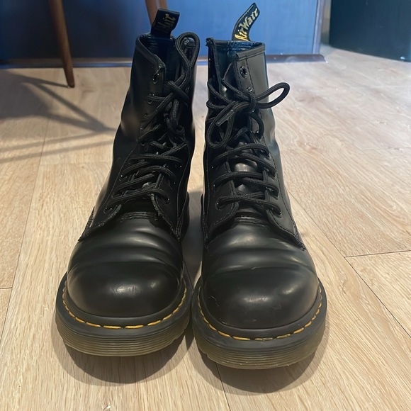 1460 Smooth Leather Doc Marten boots. Size 8 - Picture 2 of 3